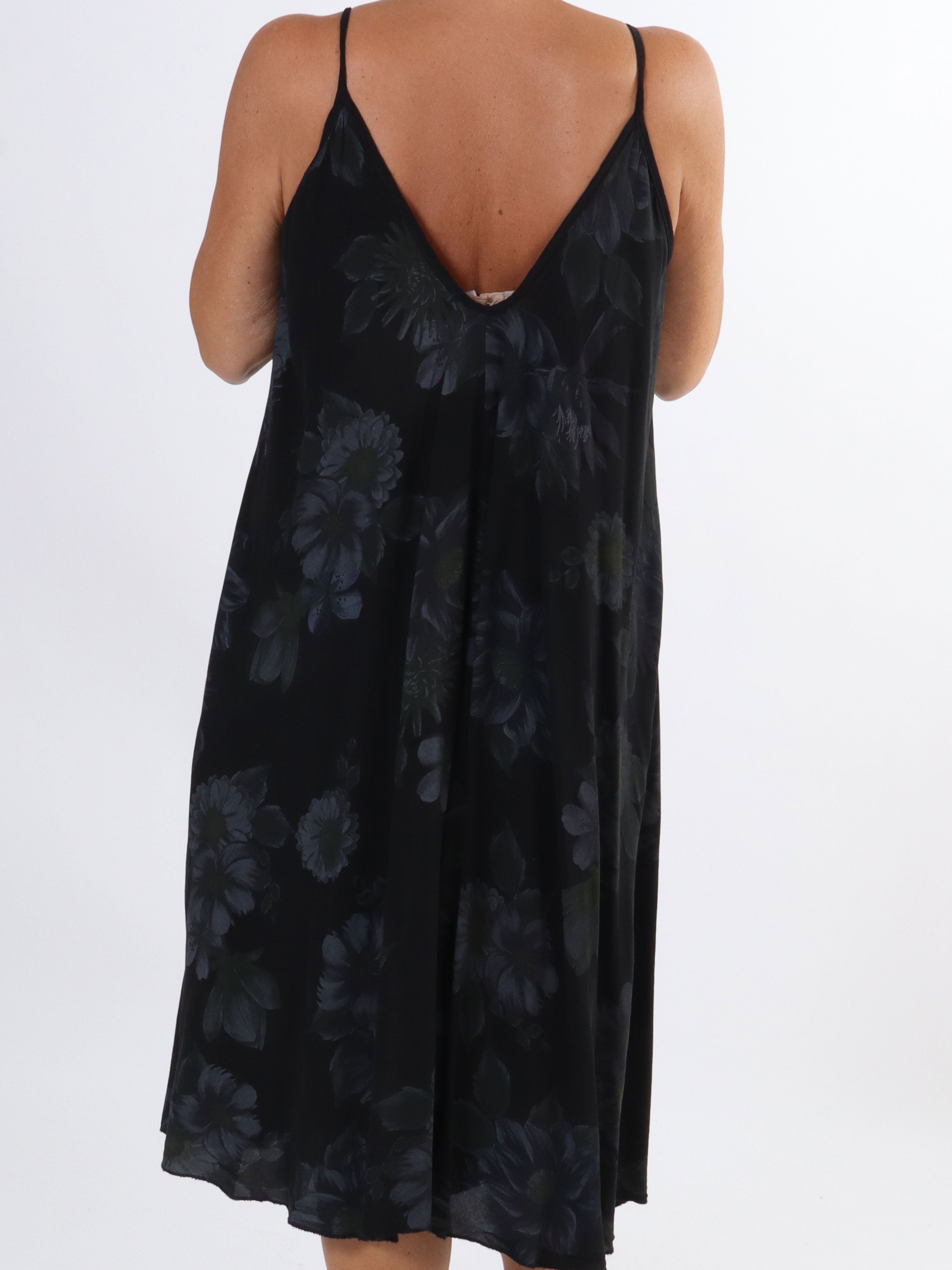 Maddie Flower - Sød plus size stropkjole med blomstermotiver